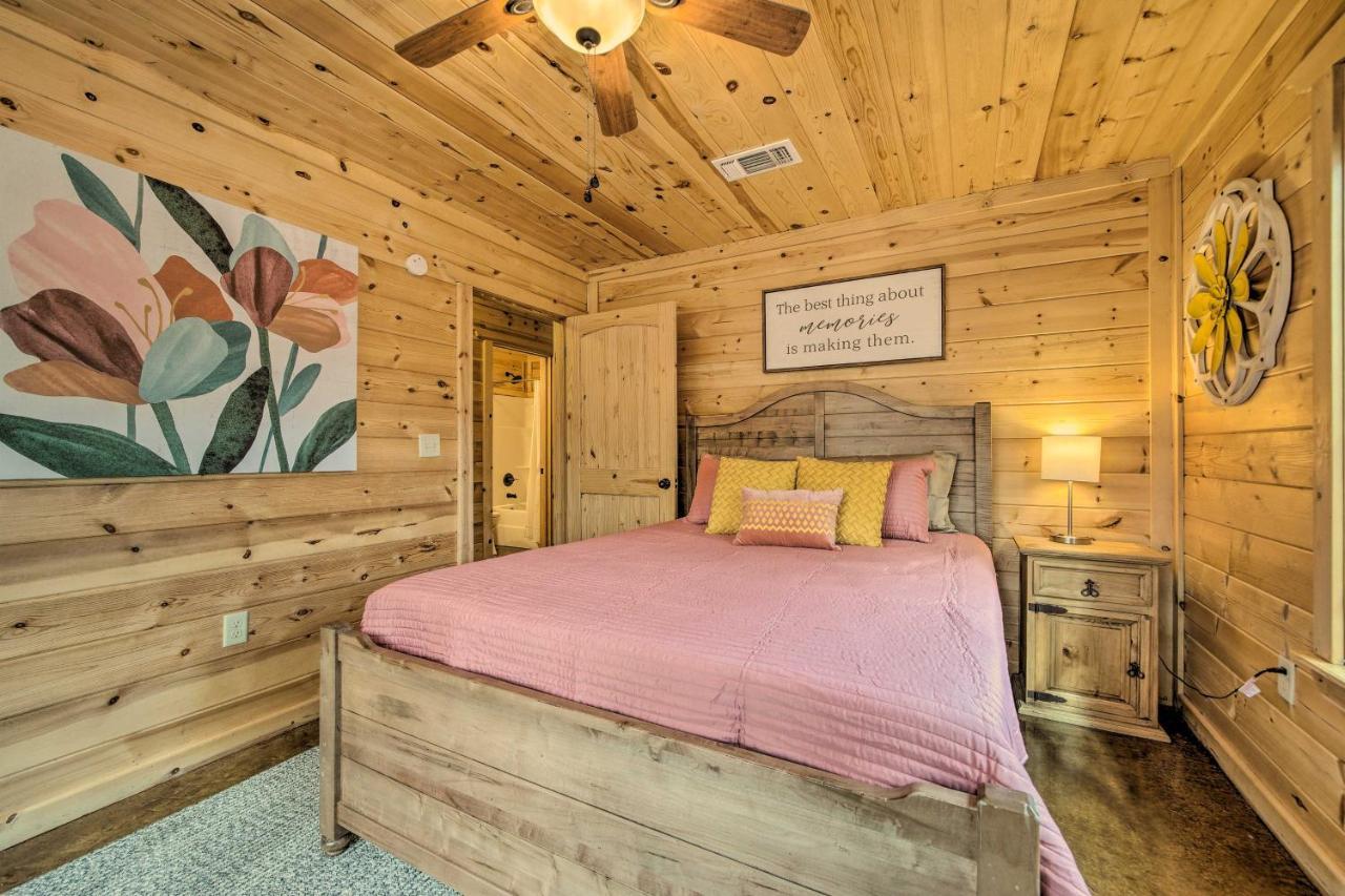 Cabin With Hot Tub And Games, 4 Mi To Beavers Bend! Broken Bow Exterior photo